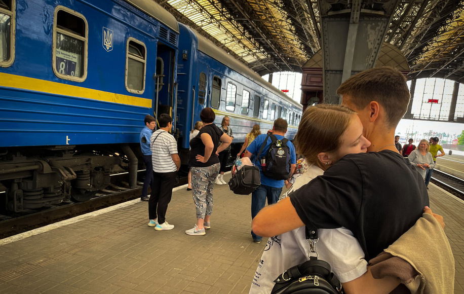 A couple farewells at the central train station in Lviv, a growing number of travelers are returning to Ukraine despite the risks. The returnees are largely women and children. For the first time since the Russian invasion 100 days ago, an increasing number of displaced people coming through the western Ukrainian city of Lviv and other transit hubs are returning home rather than fleeing. The surge in returnees reflects a growing belief that the war could last years, and a willingness to live with a measure of danger rather than live as a refugee in another country, bereft of home and community.