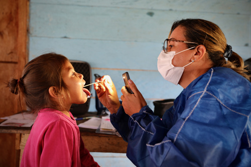 IOM nurse doing a medical check on an indigenous kid in a remote village in Northern Brazil. In a small open school in Sakao Motá, an indigenous remote border village hosting Brazilians and Venezuelans in northern Brazil. Bordering Venezuela, the state of Roraima is the main gateway into Brazil for Venezuelans leaving the ongoing economic and social crisis in their country. More than 414,000 Venezuelans live in Brazil.