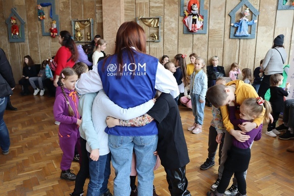 Psychosocial well-being of displaced families is at the centre of IOM’s daily efforts. Social and creative activities can help to overcome barriers to smooth integration in a new place, not only for the youngest but also for their parents.