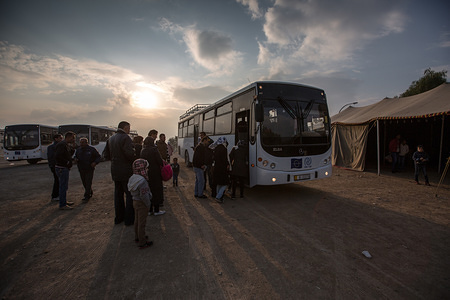 Migrants boarding the bus headed towards the processing center in Amman, Jordan. © IOM/Muse Mohammed 2015