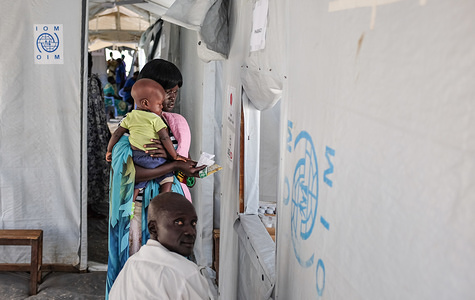 IOM provides medical care to an IDP family at a temporary clinic in South Sudan.