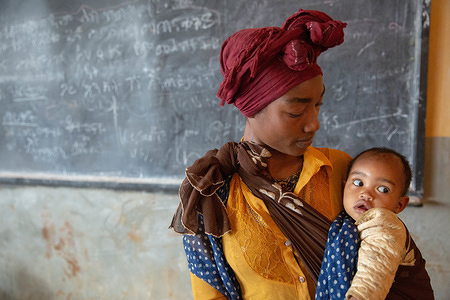 A mother holds with her child in the classroom where they are sheltering.
Internal displacement, displacement, IDPs, IDP, Ethiopia, Gedeo, Gedeb, emergency, humanitarian, displaced, internally displaced person, Ethiopia, eastern africa, horn of africa, forced migration, conflict, emergency response, shelter