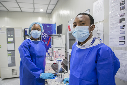 Since July 2020, amid the COVID-19 pandemic, IOM has lead the provision of COVID-19 related health services in 19 countries to United Nations staff and their families so that they can continue to work where they are needed. In Abuja, Nigeria, services provided include testing for COVID-19, management of COVID-19 patients and isolation facilities, mental health and psychosocial support and referral for a higher-level of care, including hospitalization and medical evacuation where needed.