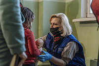 IOM staff carry out medical assistance and fit-to-travel checks for Azeri TCNs in Chisinau, Moldova. The group of TCNs had recently arrived from Ukraine and organized onward bus transportation to Azerbaijan.