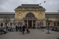 Ukrainian refugees and Third Country Nationals (TCNs) arrive to the Keleti train station in Budapest, Hungary. The train stations have also become a hub for humanitarian agencies and private citizens to setup a range of services including transportation assistance, DTM, food distributions, clothing, medical checkups and more.