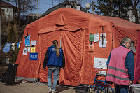 IOM Deputy Director General Ugochi Daniels visits the Michalovce hotspot in Slovakia. The hotspot includes an IOM tent where IOM provides essential information, DTM, toys for children, and information advising refugees and TCNs on the potential risks of trafficking that can occur for those planning to take further transportation to other neighboring countries.