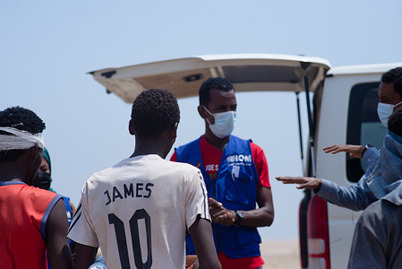 Five migrants seek medical care from IOMâs health team near the coast in Lahj as they start a 100 kilometre journey to Aden.