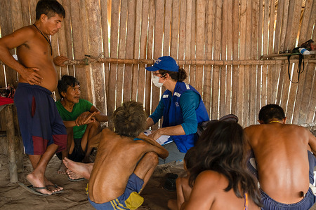 Since 2021, IOM has been working with the Yanomami Indigenous communities, training them on malaria and COVID-19 prevention to build their capacity in responding to such health crises. Due to their remote location, the communities find it challenging to access health services.