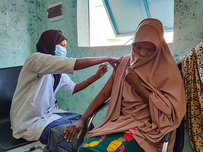 Migrants in the Agadez transit centre receive vaccines against COVID-19. IOM has been providing technical and logistical support to national health authorities in Niger to ensure that the COVID-19 vaccines can be delivered to all, including migrants.