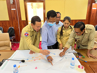 Government officials from the Ministry of Health, immigration and provincial governors officers in Banteay Meanchey province, Cambodia, are undertaking Population Mobility Mapping (PMM) with the support of IOM Cambodia and ROAP to enhance understanding, capacity and response for incorporating migrants and mobility into pandemic preparedness, planning and response.
