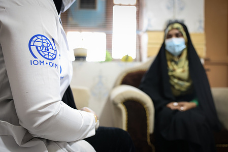 An IOM mental health and psychosocial support counselor leads a session with a woman. Read more: https://storyteller.iom.int/stories/afghanistan-women-humanitarians-continue-work-amid-environment-fear