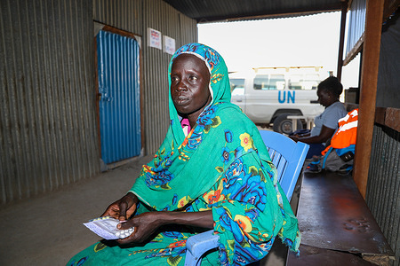 The IOM-supported clinic in the Bentiu IDP Camp provides access to essential medical services. Tapisa is an internally displaced person receiving these basic health care services. IOM/Nabie Loyce 2022