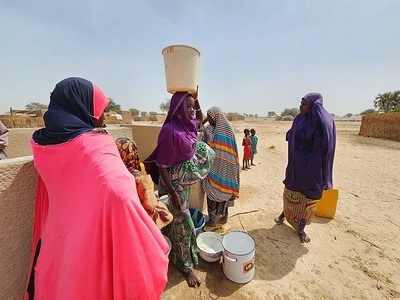 Located in the Lake Chad Basin area of the Diffa region, the commune Gueskerou has been prone to attacks by violent extremist organizations since 2015, resulting in massive community displacement. The Gueskerou site, located near the highway 35 kilometers from Diffa city, hosts over 15,000 displaced persons and Nigerian refugees.